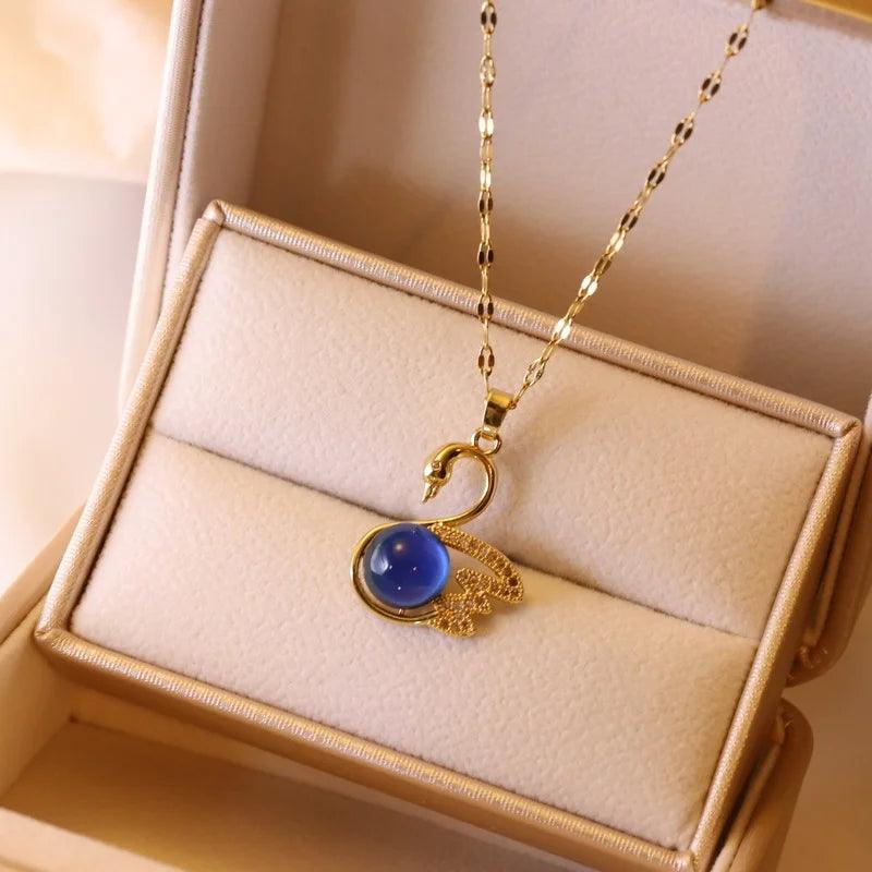 Colar pedra do humor - Cisne solitário - Banhado a ouro 18k